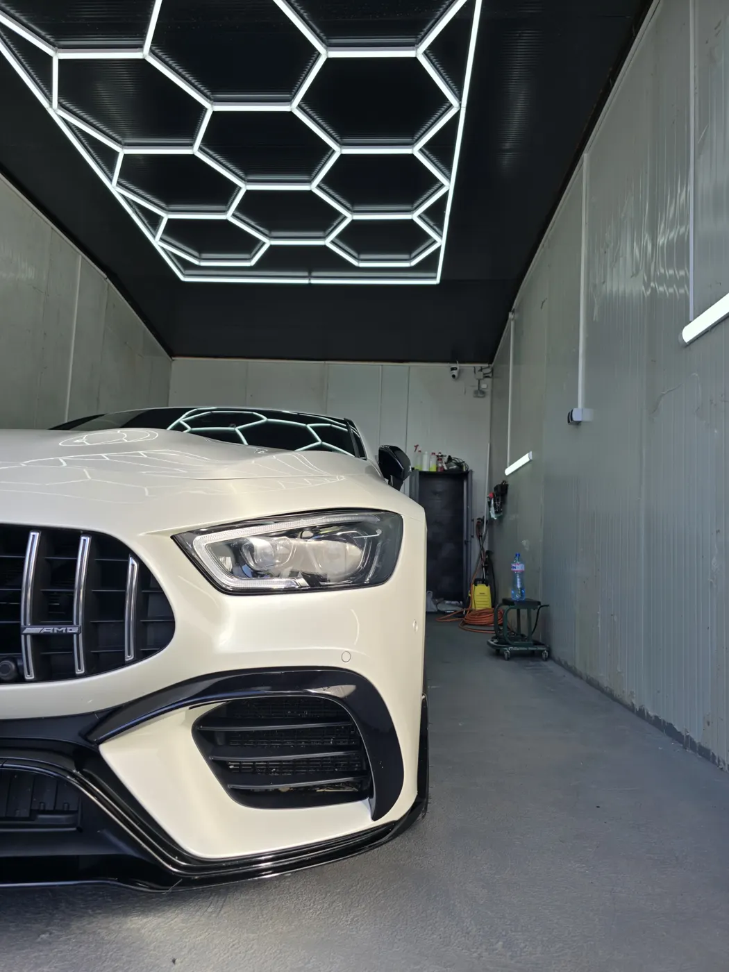 Mercedes-AMG под шестоъгълното LED осветление след детайлинг